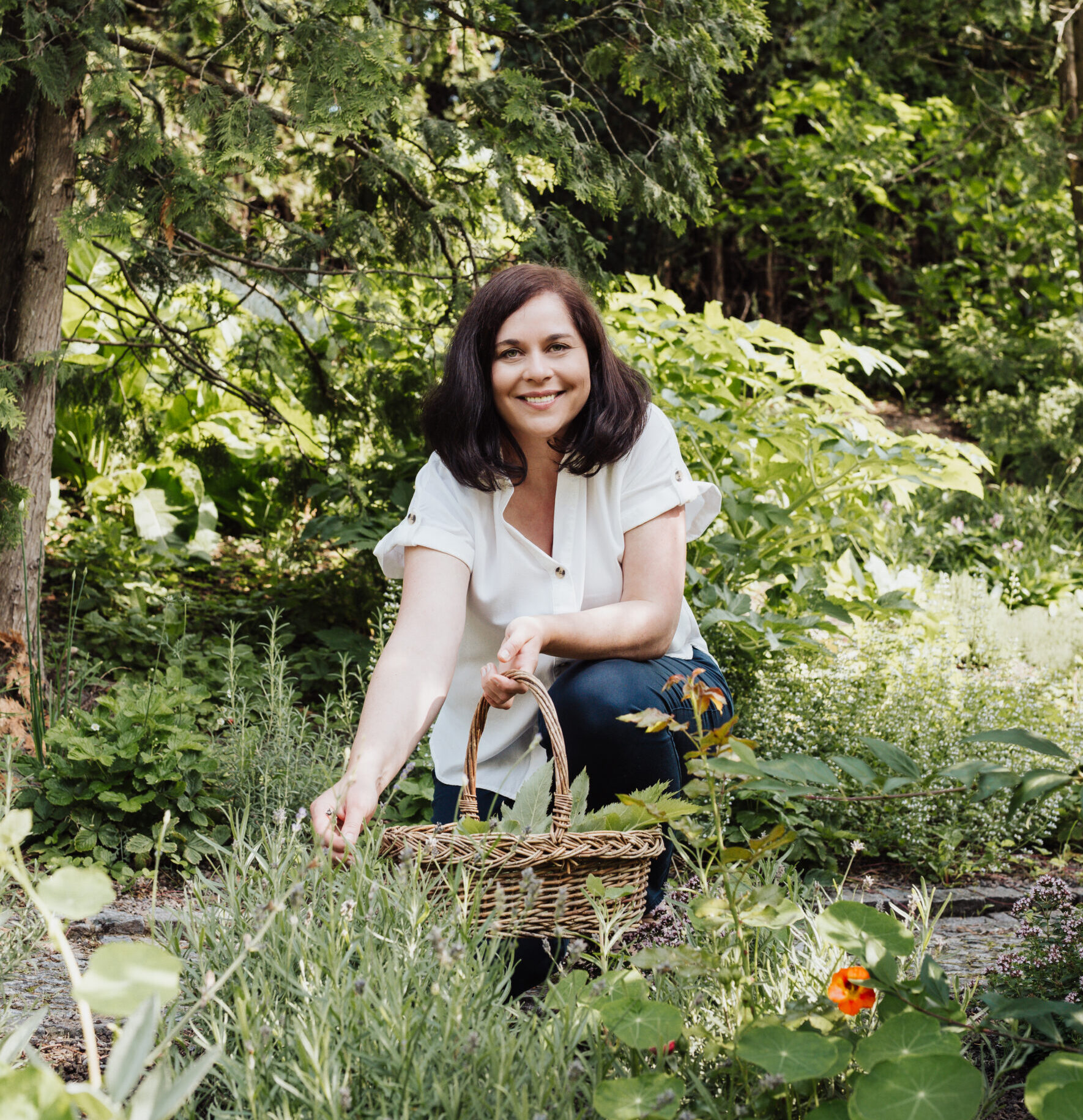 Heilpraktikerin Tanja Gruber im Kr&auml;utergarten bei der Pflanzen-Ernte