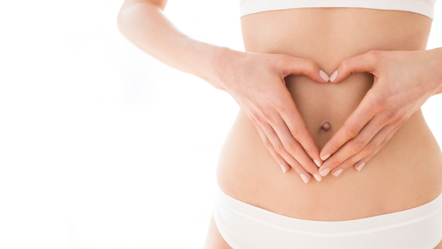 Frau formt Herz mit H&auml;nden &uuml;ber ihrem Bauch &ndash; Symbol f&uuml;r gesunde Verdauung